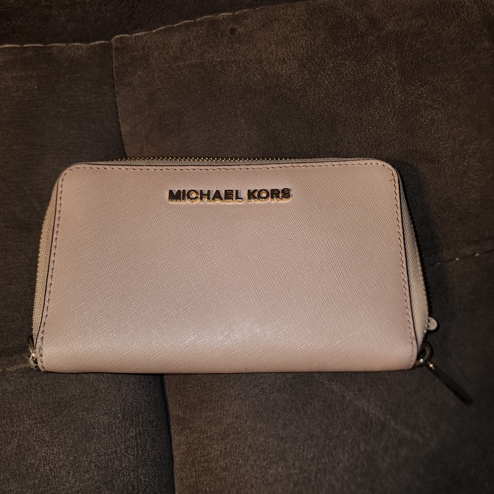 Michael Kors Light Pink Zip Wallet